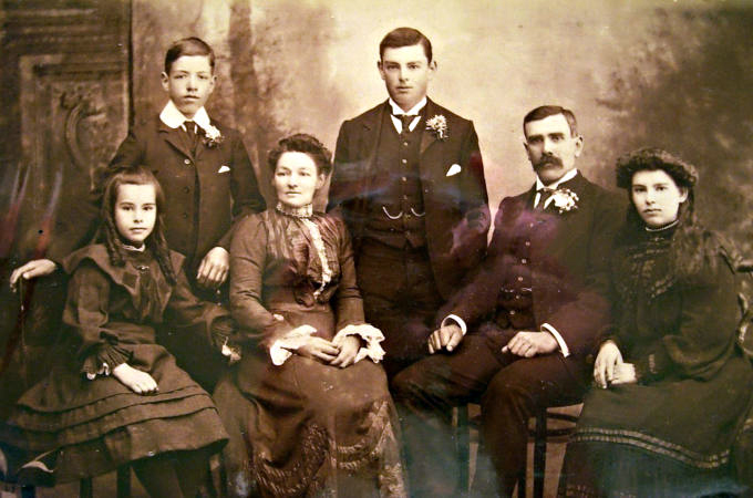 George Allnutt’s family. George and Josephine Allnutt with family. Rear: Albert and John. Front: Janet and Ella. Courtesy Len Allnutt, Kingston Collection.