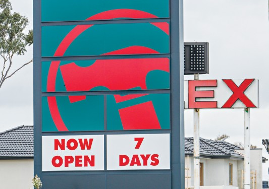 Ex-sign of the time: Mentone’s iconic Nylex clock has been obscured by a large Bunnings sign alongside the Nepean Hwy. Picture: Gary Sissons