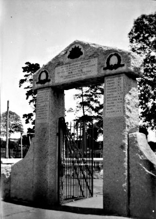 Above: Mentone Memorial Gate listing the names of the two Janssen brothers and twenty two other local men who gave their lives in the World War One conflict. Courtesy Photographer Paul Lemmon, Kingston Collection.